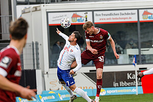 Daferner setzt sich im Kopfballduell durch. | Foto: Steffen Kuttner