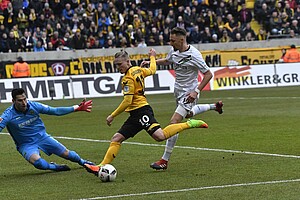 Marvin Stefaniak bleibt in dieser Aktion am Torwart Tschauner auf.