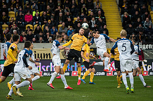 Patrick Schmidt im Kopfballduell. | Foto: Dennis Hetzschold