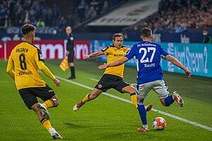 Chris Löwe wirft sich in den Ball. | Foto: Dennis Hetzschold