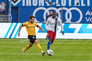 Justin "Leo" Löwe mit dem Ball im Vorwärtsgang.