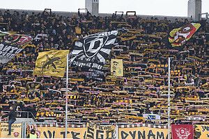Starker Auswärtssupport. Rund 3.000 Schwarz-Gelbe unterstützten die Mannschaft in Ingolstadt. (Foto: Steffen Kuttner)