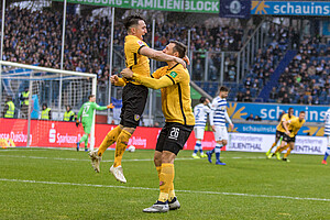 Flankengeber Atik feiert mit Gonther das 1:0, legte das 2:0 dann selbst nach.