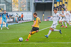 Chris Löwe flankt ins Zentrum. | Foto: Dennis Hetzschold