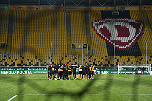 Der Mannschaftskreis nach dem Heimsieg gegen dne SC Verl. | Foto: Dennis Hetzschold