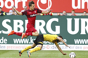 Fabian Müller im Zweikampf mit Kaiserslauterns Görtler