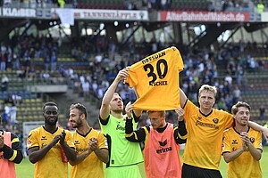 Schöne Geste: Nach dem Spiel zeigt die Mannschaft das Trikot von Stefan Kutschke.