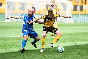 Niklas Hauptmann im Duell mit Kiels Patrick Herrmann. (Foto: SGD/Dennis Hetzschold)