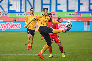 Sören Gonther klärt vor Nikola Dovedan