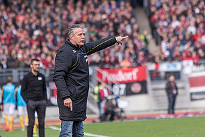 Cheftrainer Uwe Neuhaus gibt seiner Mannschaft Anweisungen.