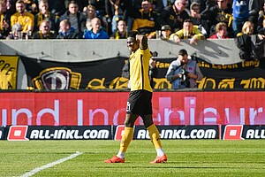 Es ist zum Haareraufen. Moussa Koné bleibt gegen Regensburg glücklos.