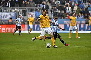 Florian Ballas im Zweikampf mit dem späteren Torschützen Levent Aycicek