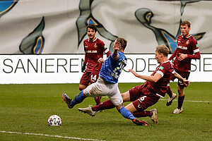 Hartmann haut das Leder nach guter Brustmitnahme zum 2:0 in die Maschen. | Foto: Steffen Kuttner