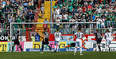 Bischoff verkürzt mit seinem gut geschossenen Elfmeter auf 1:3