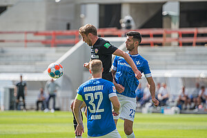 Daferner versucht den Ball gegen zwei Darmstädter zu behaupten. | Foto: Dennis Hetzschold