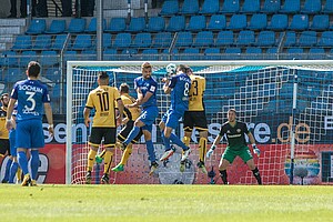 Kopfballduell im Dynamo-16er