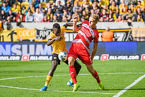 Koné kämpft mit Pieper um den Ball.