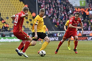 Hartmann setzt sich gegen zwei Gegenspieler durch.
