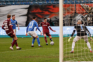 Meier bringt den Ball aus dem linken Halbfeld gefährlich vor das Rostocker Tor. | Foto: Steffen Kuttner