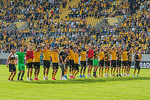 Die 16000 Fans im Stadion feiern gemeinsam mit der Mannschaft den 3:0-Heimerfolg. | Foto: Dennis Hetzschold