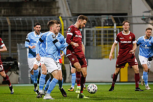 Pascal Sohm schirmt den Ball gegen zwei Gegenspieler ab. | Foto: Steffen Kuttner