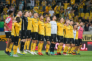 Die Mannschaft feiert nach dem Schlusspfiff vor dem K-Block