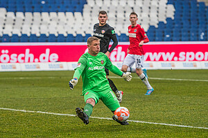 Kevin Broll rettet mit starken Paraden ein ums andere Mal in höchster Not. | Foto: Dennis Hetzschold