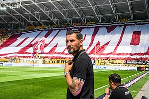 Cheftrainer Cristian Fiel vor der Choreografie im K-Block