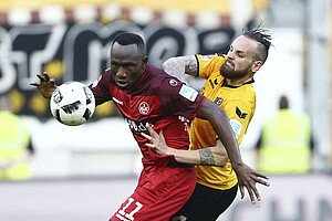 Modica kehrte nach seiner auskurierten Verletzung in die Startformation zurück - hier im Zweikampf mit Doppeltorschütze Zoua.