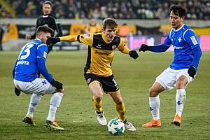 Niklas Hauptmann im Duell gegen zwei Darmstädter.