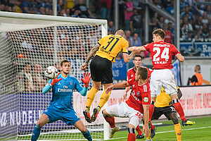 Brian Hamalainen beim Kopfball auf das HSV-Tor