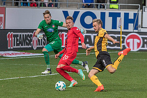 Lucas Röser mit der großen Chance zum 3:0.