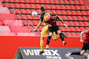 Tim Knipping (li.) im Kopfballduell.