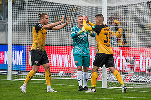Kevin Broll, Sebastian Mai und Kevin Ehlers klatschen sich ab. | Foto: Dennis Hetzschold