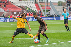 Stark versucht Paulis Kyereh den Ball abzuluchsen. | Foto: Dennis Hetzschold