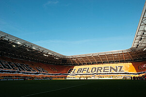 Europas größte Blockfahne in ihrer vollen Pracht - "Die Legende aus Elbflorenz. Der Verein mit den besten Fans."