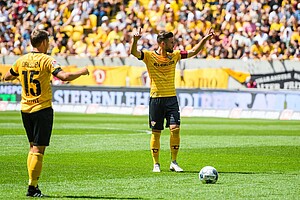 Kapitän Niklas Kreuzer und Neuzugang Chris Löwe beim Freistoß