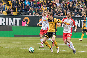 Niklas Hauptmann schirmt den Ball gegen zwei Regensburger ab. (Foto: Steffen Kuttner)