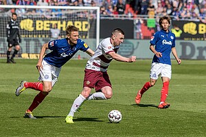 Haris Duljevic versucht seinem Gegenspieler davonzulaufen.