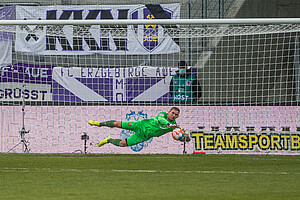 Kevin Broll vereitelt eine Torchance des FC Erzgebirge.