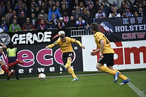 Justin Eilers markiert das 2:0 aus Dynamo-Sicht.
