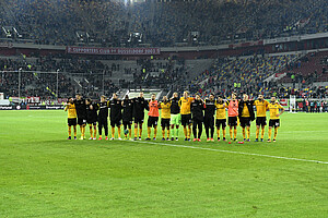 Nach dem Spiel feierte die Mannschaft mit den mehr als 2.000 mitgereisten Dynamo-Fans.