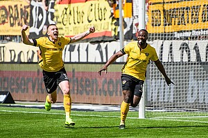 1:0 Dynamo: Torschütze Erich Berko verfolgt von Vorlagengeber Haris Duljevic