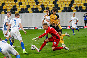 Gäste-Keeper Schneider ist vor Lorenz Hollenbach am Ball. | Foto: Steffen Kuttner