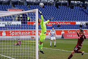 Knapp verpasst Königsdörffer die Führung, weil sich MSV-Keeper Weinkauf lang macht. | Foto: Steffen Kuttner