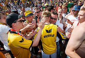 Nach dem Spiel feierten die Spieler mit den mitgereisten Fans.