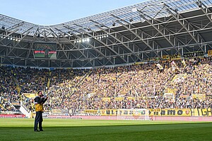Capo "Supp" schwört die Dynamo-Fans auf's Spiel ein.