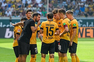 Cheftrainer Cristian Fiel bläst während einer Trinkpause zur Aufholjagd.