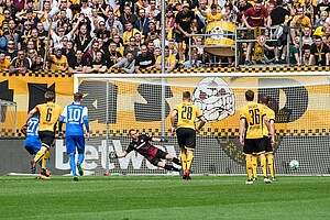 Die Gäste verwandelten ihren Elfmeter zur 1:0-Führung. (Foto: SGD/Dennis Hetzschold)