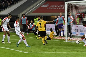 Gogia erzielt das 3:0, Vorlagegeber Berko schaut zu.